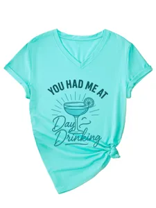Detail van turquoise dames V-hals korte mouw t-shirt met grafische print en zijknoop.