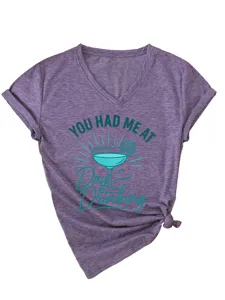 Casual dames V-hals korte mouw grafisch T-shirt met cocktail print en stijlvol knoopdetail.