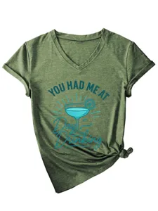 Groen dames t-shirt met v-hals, korte mouwen, cocktailprint en modieuze knoop aan de zijde.