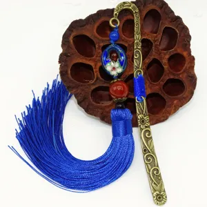 Chinesischer Stil Metall Lesezeichen Detail mit blauer Quaste und Cloisonne Perlenkunst.