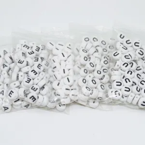Detailansicht von weißen Acryl-Buchstabenperlen in praktischen Beuteln für DIY-Schmuck.
