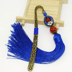 Vintage Metall Lesezeichen im chinesischen Stil mit blauen Quasten und Emaille Perlen.