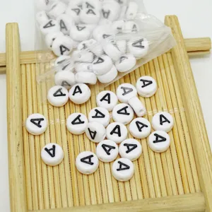 Acryl Buchstaben Perlen Detailaufnahme, weiße runde Perlen mit schwarzem Buchstaben A für DIY.