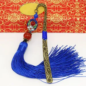 Detailansicht des chinesischen Vintage-Metall-Lesezeichens mit blauer Quaste und Perle.