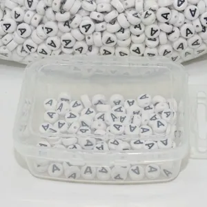 Weiße Acryl Buchstaben Perlen A im Set mit Aufbewahrungsbox zum Basteln von Schmuck.