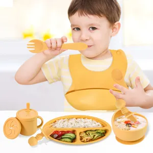 Détail du set de repas en silicone pour bébé avec bol à ventouse et assiette compartimentée.