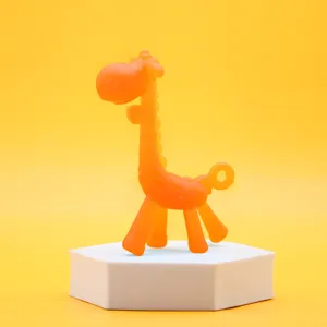 Detailansicht des niedlichen orangefarbenen Silikon Giraffen Baby Beissrings, sicher.