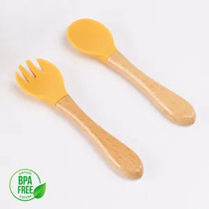 Silikon Baby Löffel und Gabel Set mit Holzgriff, sicheres schadfreies Fütterungsbesteck.