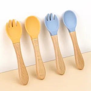 Detailansicht von Baby Löffel und Gabel aus Silikon mit Holzgriff für sicheres Füttern.