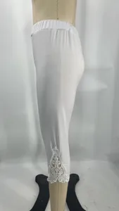 Detailansicht der Capri-Leggings mit elegantem Spitzen-Patchwork und hohem elastischen Bund.