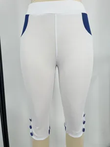 Vue de détail du pantacourt taille haute femme avec poche et boutons de couleur bleue.