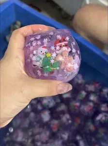 Weihnachtlicher Anti-Stress-Würfel mit niedlicher Miniatur-Winterlandschaft. Tolles Fidget-Spielzeug.