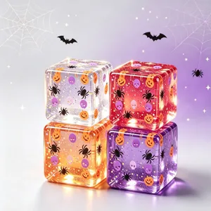Κοντινό πλάνο διαφανών κύβων Halloween με σχέδια από κολοκύθα, αράχνη και κρανίο.