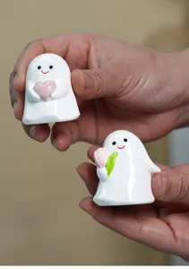 Figurine fantôme en céramique avec cœur et tulipe, joli décor de bureau pour la maison.