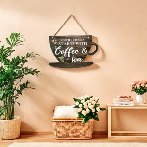 Holzkaffeetasse geformtes Wandbehangschild Detail mit strukturierter Oberfläche und Seil.