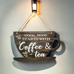 Hölzernes Kaffeetassen-Torschild mit Vintage-Maserung und inspirierendem Spruch für die Küche.