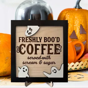 Halloween Holzschild Kaffeetasse Deko niedlicher Geist Tischdeko fuer die Herbstzeit.