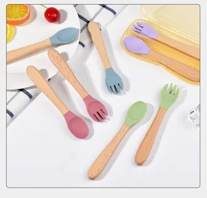 Ensemble cuillère fourchette bébé silicone bois vue détail, couverts repas sécurité.