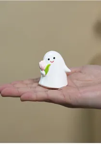 Détail figurine fantôme en céramique petit fantôme blanc avec tulipe pour déco bureau.