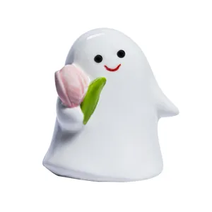Mignonne petite figurine fantôme en céramique blanche tenant une tulipe, déco bureau