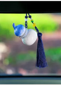 Detailopname van de blauw-witte kalebas auto hangende hanger met kwastje en fijne kraal.