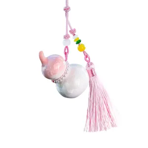 Leuke keramische gelukskalebassen auto hangende hanger met roze kwastje en kralen.