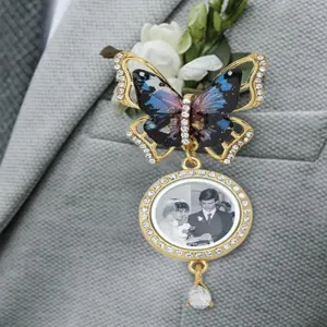 Vue détaillée d'une broche photo papillon DIY avec plateau pendentif rond pour souvenirs.