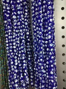 Hebras de cuentas de vidrio de mal de ojo turco azul para joyería DIY y manualidades.