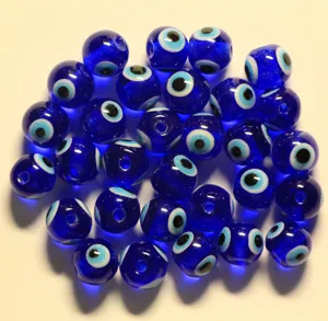 Cuentas de vidrio de mal de ojo azul hechas a mano para hacer joyas de bricolaje.