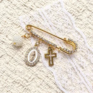 Broche épingle de sûreté dorée vintage avec strass, croix, perle et pendentif Marie pour femmes