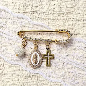 Broche épingle de sûreté strass exquise avec perle, médaille de la Vierge et croix pour femme.