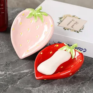 Joli porte-savon en céramique en forme de fraise pour salle de bain, design et décoration.