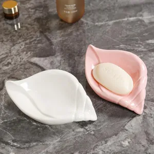 Vue détaillée du porte-savon en céramique créatif en forme de coque, organiseur de salle de bain.