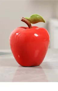 Keramik Apfel Deko Detailaufnahme, rote Frucht Dekoration fuer Wohnzimmer Regal Dekoration.