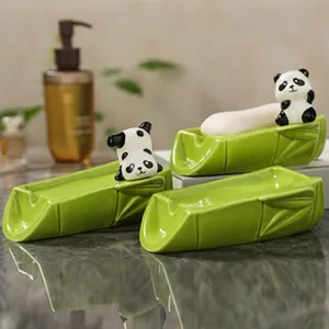 Vue detaillee du porte-savon panda en ceramique mignonne avec design bambou pour deco.