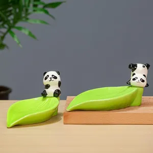 Vue détaillée du porte-savon en céramique feuille avec figurine de panda pour la salle de bain.