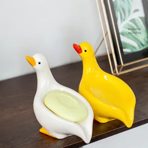 Vue détaillée de porte-savon canard en céramique, finition émaillée, design anti-eau.