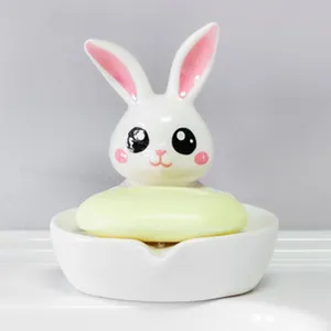 Vue de détail du porte-savon en céramique motif lapin avec conception de drainage pratique.