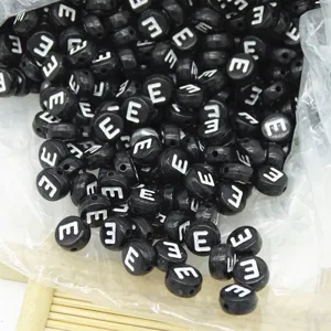 Perline con lettere in acrilico nero tonde piatte accessori per gioielli fai da te.