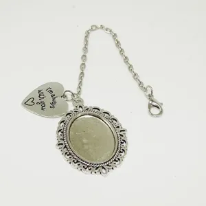 Zilverkleurige metalen fotolijst hanger detailopname, perfect voor DIY herinnering knutselen.
