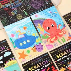 Vista detallada de coloridos libros de rascar para niños con temas oceánicos y tarjetas de arte.