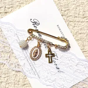 Broche épingle de sûreté dorée vintage avec perles, vue détaillée de cet élégant accessoire chic.