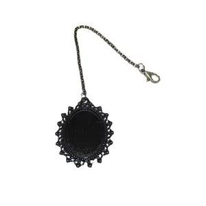 DIY zwarte vintage ovale bezel tray hanger met ketting en karabijnhaak voor knutselen.