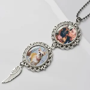 Vue détaillée du pendentif médaillon double argenté vintage avec des photos et un charm d'aile.