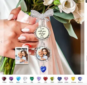 Broche pendentif photo personnalisée pour bouquet de mariée avec nœud en cristal et texte.