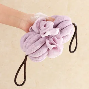 Grand fleur de douche éponge de bain violette avec lanière pour gommage et mousse riche.