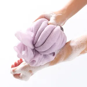 Grand pouf de douche en maille éponge de bain violette pour gommage et mousse.