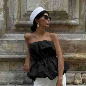 Schlichtes schwarzes trägerloses Korsett Top für Damen, figurbetontes Sommer Modedetail.