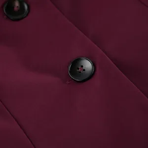 Primo piano dei bottoni del blazer borgogna da donna e texture del tessuto lisce.