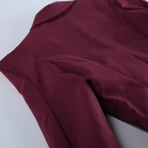 Vista dettagliata schiena e spalla blazer donna bordeaux, stile casual ed elegante.